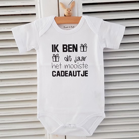 Baby Rompertje met tekst zwangerschap aankondiging - announcement Ik ben dit jaar het mooiste cadeautje | korte mouw | wit zwart | maat 74/80 | cadeau papa mama oma opa oom tante eerste vaderdag moederdag jongen meisje unisex