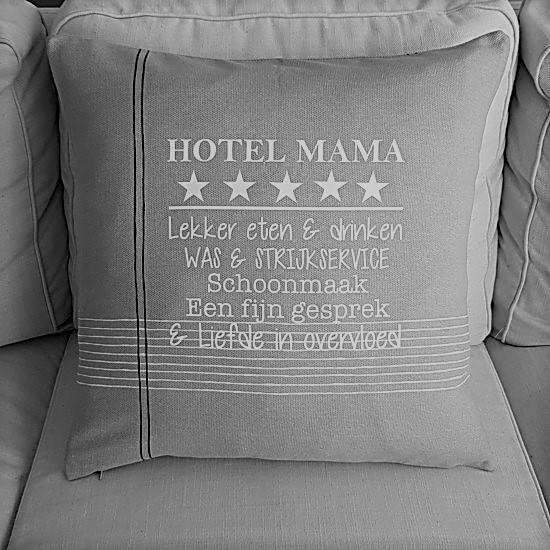 Kussen Kussenhoes met tekst bedrukt cadeau tekstbord plekje | hotel mama | grijs met wit | 50x50 cm | moederdag verjaardag oma vrouw voor de liefste aanstaande geboorte baby zwangerschap aankondiging bekendmaking moeder ouders