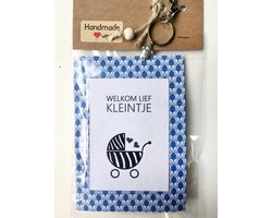 Baby luierkado, baby kraamcadeau met de tekst 'welkom lief kleintje' , geboortecadeau, jongen, babyshower, zwangerschap, sleutelhanger met bedeltje van een rompertje